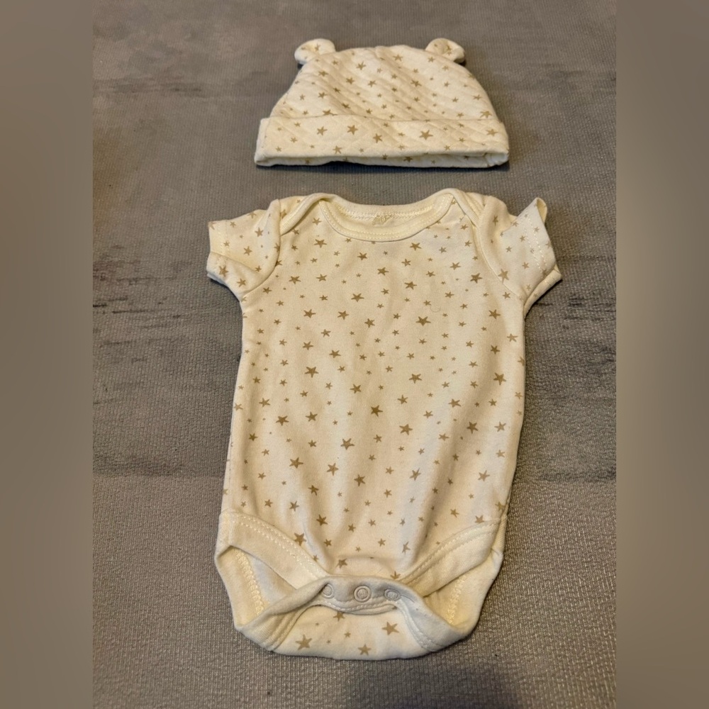 Chick Pea gender neutral 0-3 months hat and short sleeve bodysuit